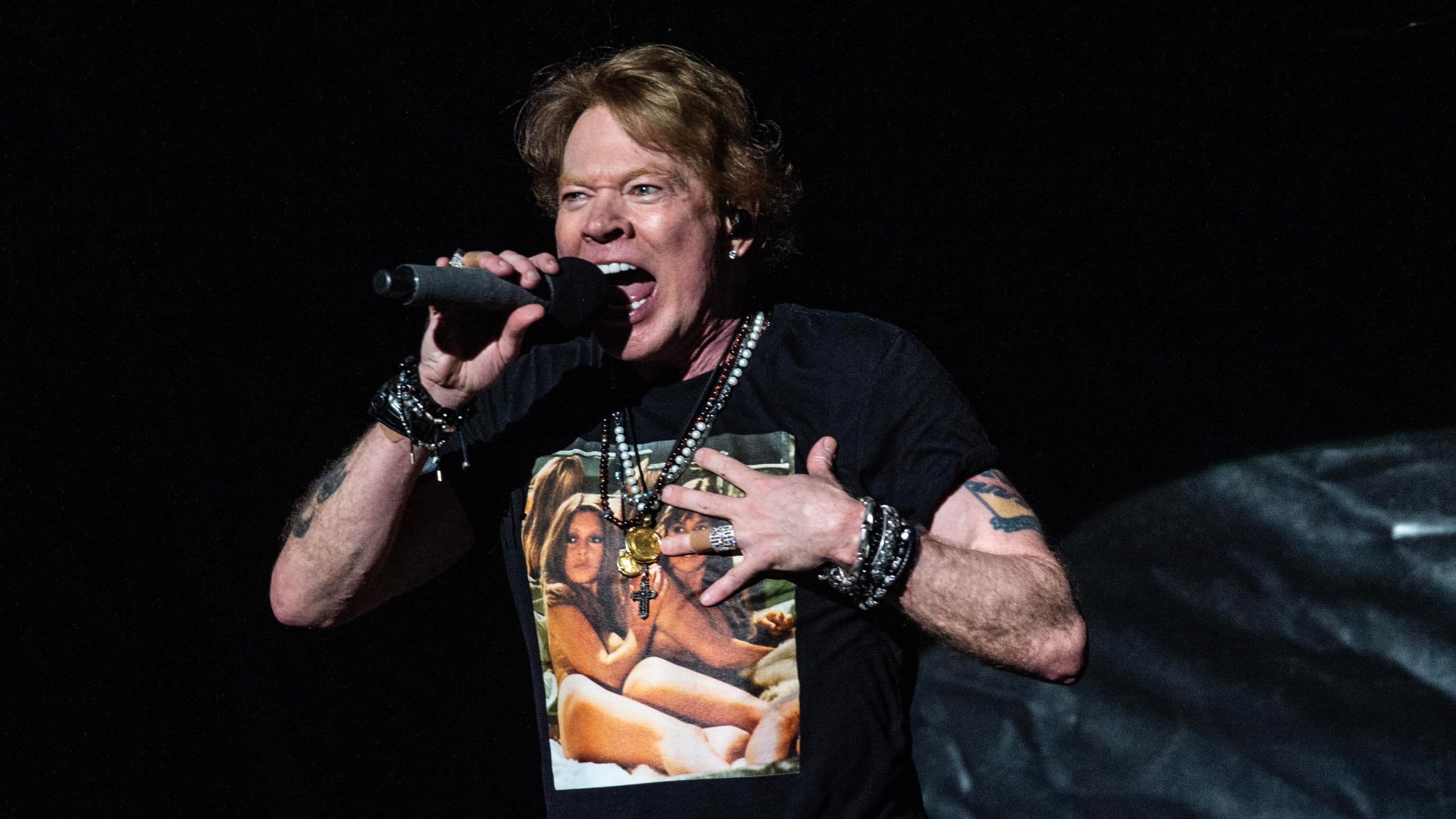 Axl Rose accusato di violenza sessuale. Ex modella denuncia: "Legata e sodomizzata"