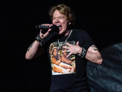 Axl Rose accusato di violenza sessuale. Ex modella denuncia: "Legata e sodomizzata"