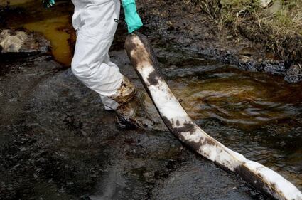 Petrolio sul torrente Polcevera di Genova 3