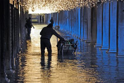 Allerta per l’acqua alta a Venezia che questa mattina ha registrato 120 cm sul livello medio del mare 3