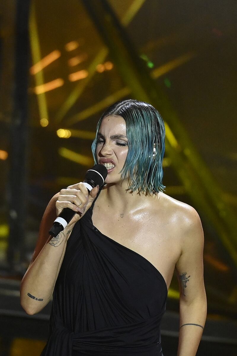 Sanremo 2024: ecco il look della terza serata del Festival di Rose Villain 3