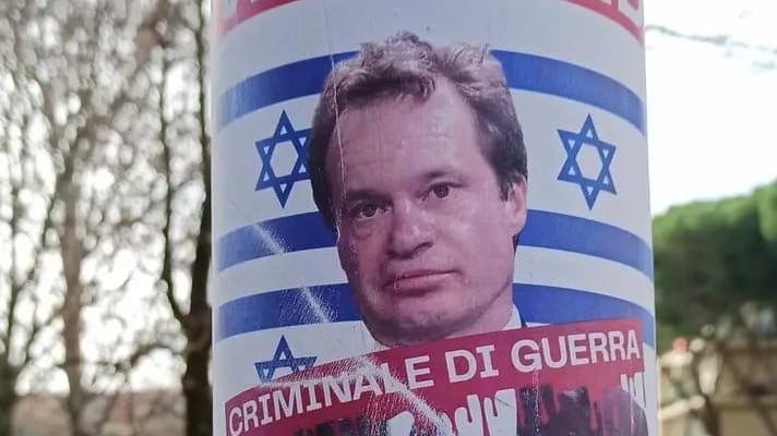 "Criminale di guerra". Il cartello della vergogna contro Carrai nella Giornata della Memoria