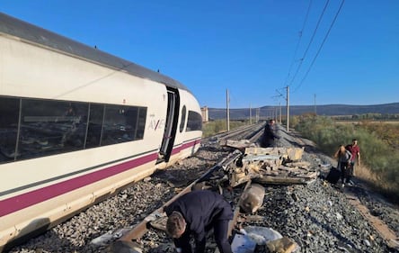 Spagna, scontro tra due treni alta velocità sulla linea Madrid-Siviglia: almeno 39 morti e diversi feriti