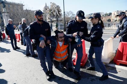 Roma, attivisti di Ultima Generazione interrompono maratona: le immagini 10