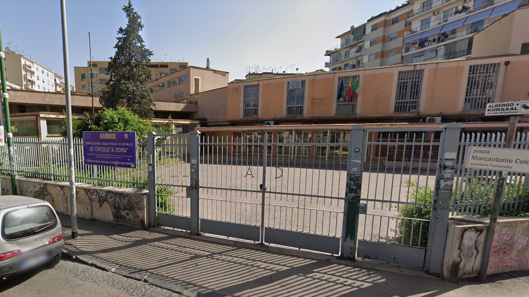 La classe è al buio: gli alunni fanno lezione nei corridoi della scuola