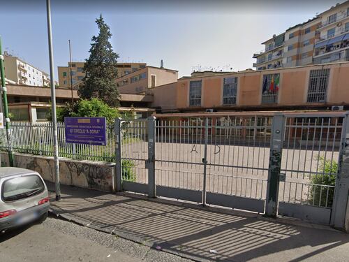 La classe è al buio: gli alunni fanno lezione nei corridoi della scuola