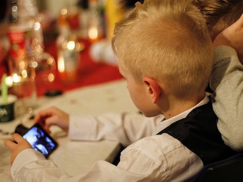 Smartphone: un test aiuta a capire se i figli lo usano troppo