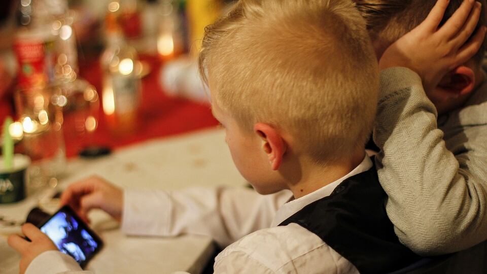 Smartphone: un test aiuta a capire se i figli lo usano troppo