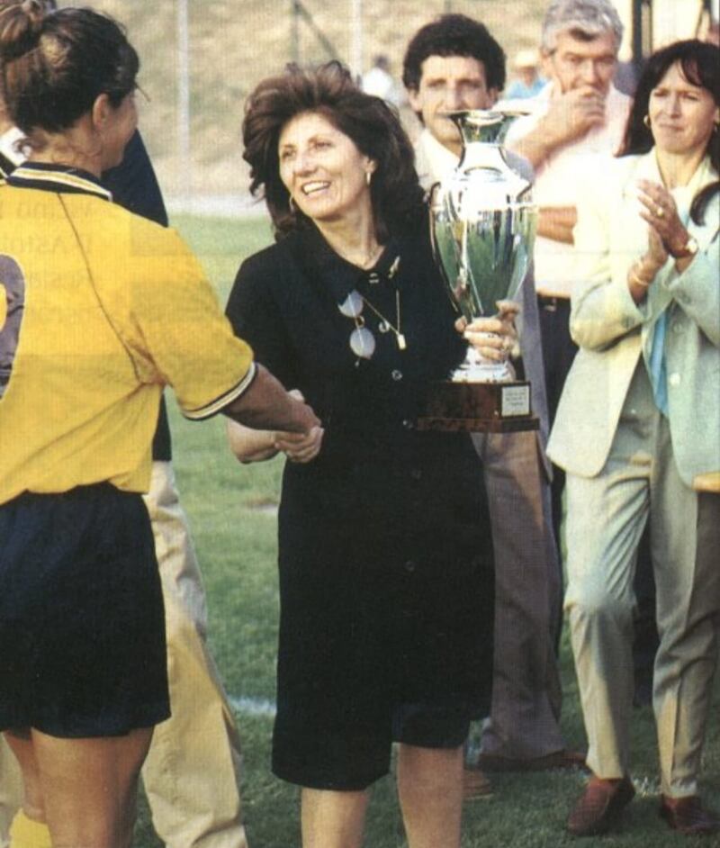 Carolina Morace riceve la prima Supercoppa italiana di calcio femminile (1997, Wikipedia)