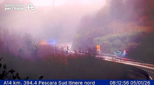 Assalto a un portavalori lungo la A14 con chiodi e fumogeni: le foto 4