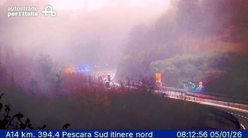 Assalto a un portavalori lungo la A14 con chiodi e fumogeni: le foto 4