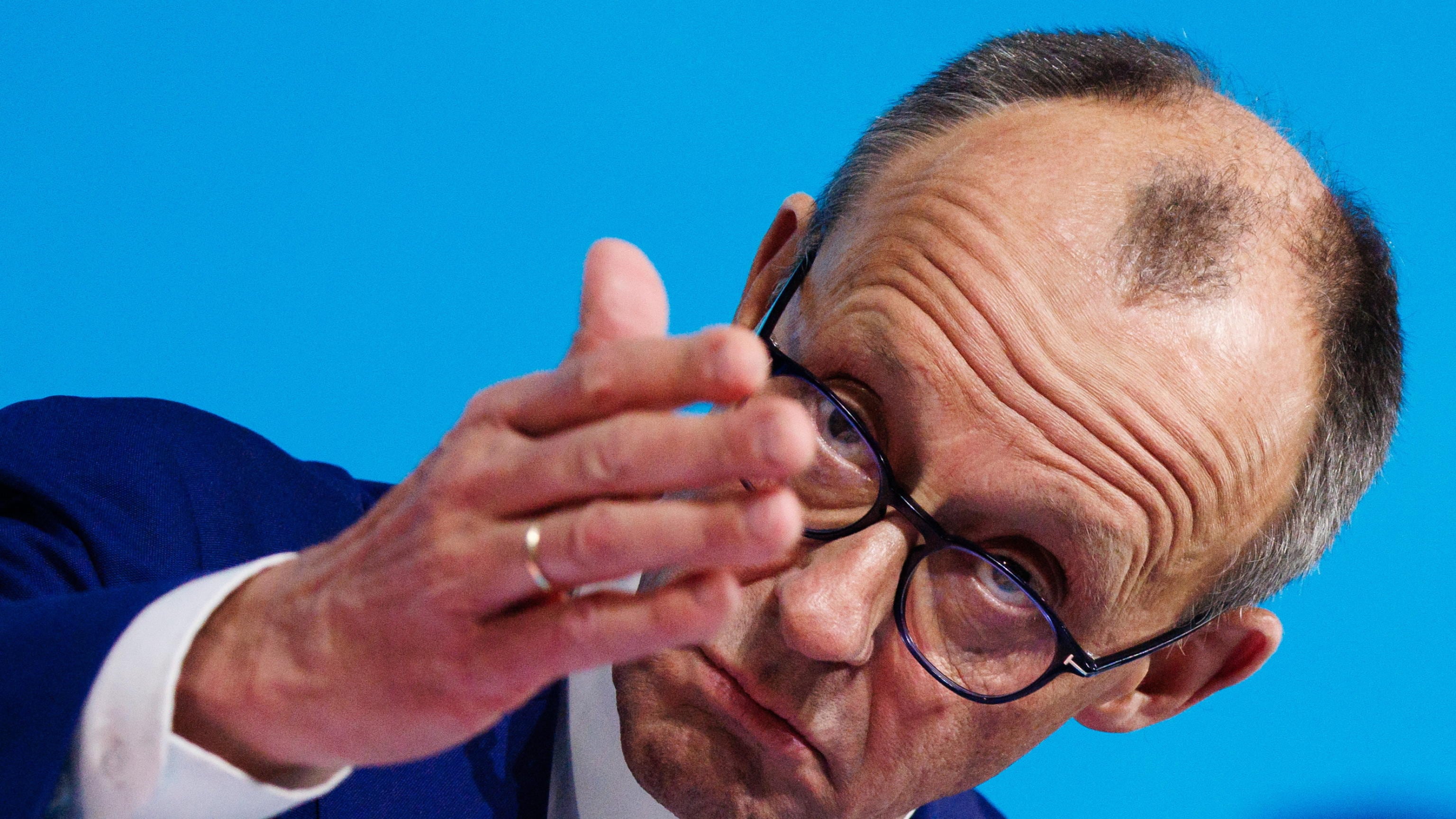 Merz respinge le critiche. L'ombra Afd