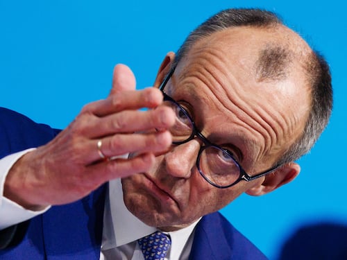 Merz respinge le critiche. L'ombra Afd