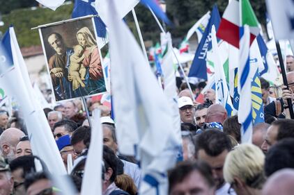 Centrodestra in piazza, tra le bandiere spunta un crocifisso 7