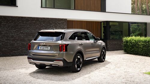 Kia Sorento PHEV 2025: guarda la gallery del nuovo SUV ibrido plug-in 2