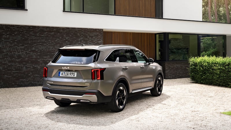 Kia Sorento PHEV 2025: guarda la gallery del nuovo SUV ibrido plug-in 2