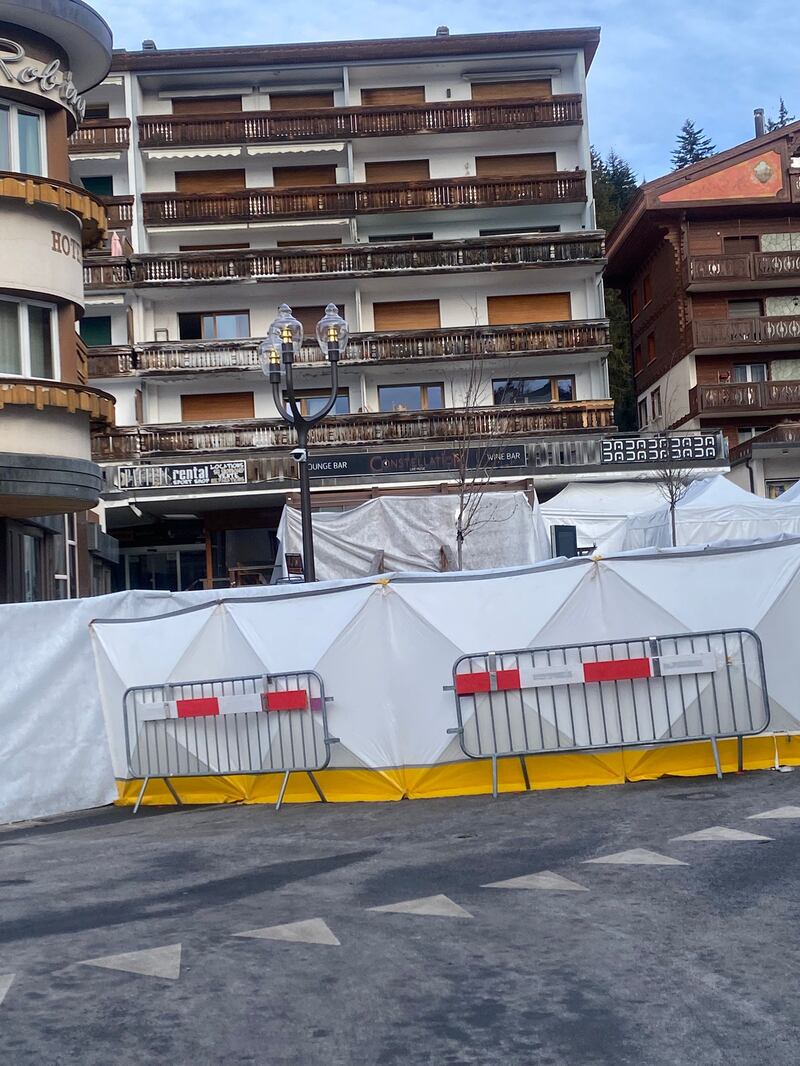 Crans-Montana, candele e lumini rossi sul luogo della strage 7
