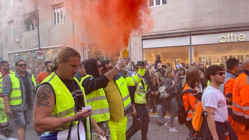 I no pass ancora in piazza: Trieste in tilt, i poliziotti tolgono il casco