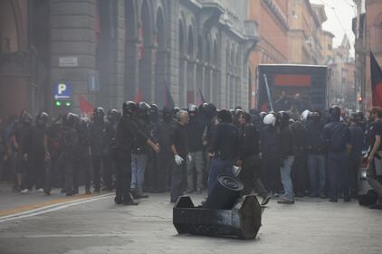 Le cariche dei centri sociali 5