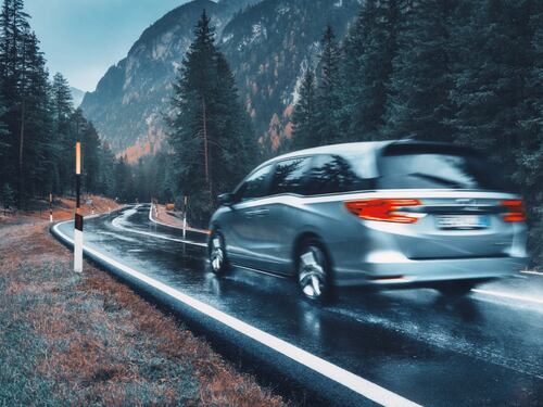 Quali sono le auto migliori per evitare l'aquaplaning