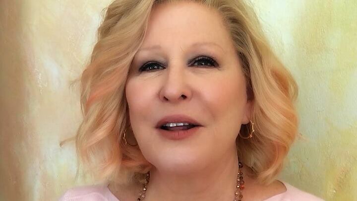 Bette Midler posta una bufala su Trump: i social la massacrano