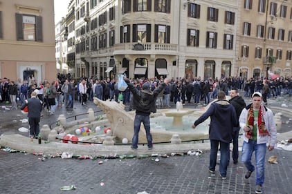 I tifosi del Feyenoord assaltano la Barcaccia di piazza di Spagna 6