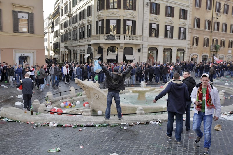 I tifosi del Feyenoord assaltano la Barcaccia di piazza di Spagna 6