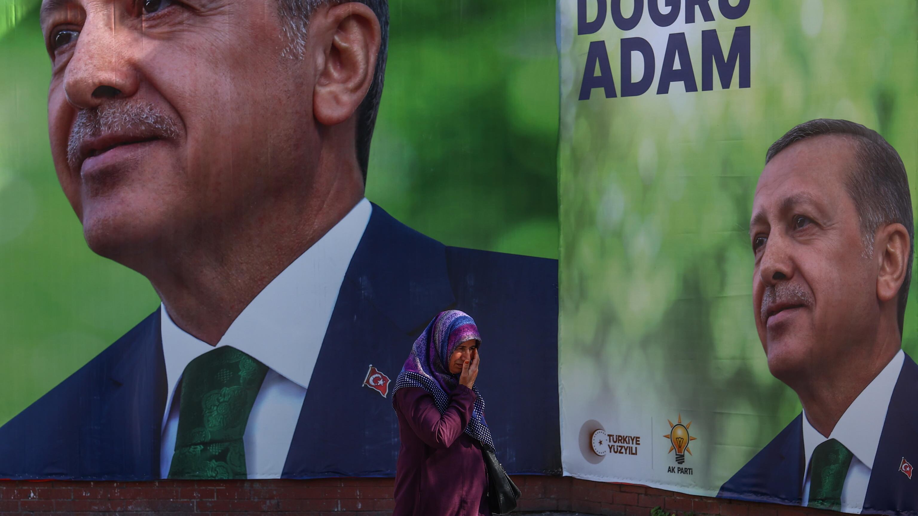 La furia di Erdogan a tre settimane dal voto. Oltre 100 arresti