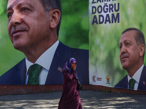 La furia di Erdogan a tre settimane dal voto. Oltre 100 arresti