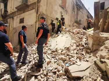 Crolla palazzina a Torre del Greco: le immagini dei soccorsi 4