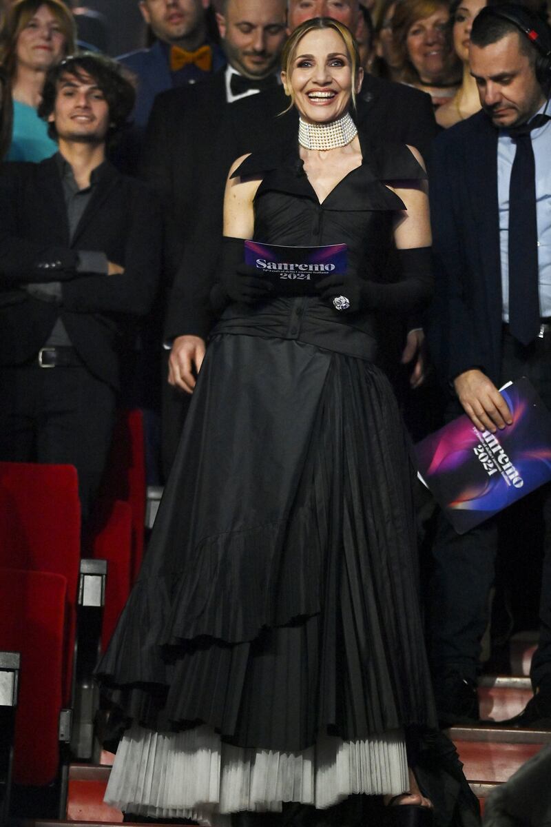 Sanremo 2024: ecco il look della quarta serata del Festival di conduttore, co-conduttrice e ospiti 15
