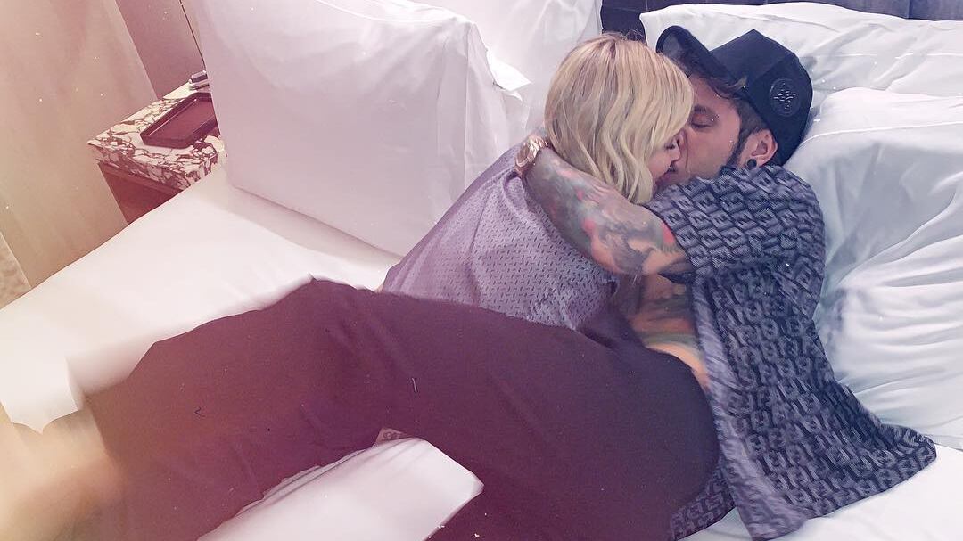 Chiara Ferragni sul letto con Fedez. E i fan commentano disgustati