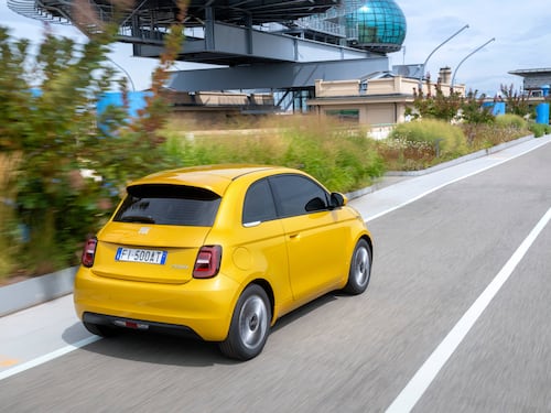 Nuova Fiat 500 Hybrid, guarda la gallery