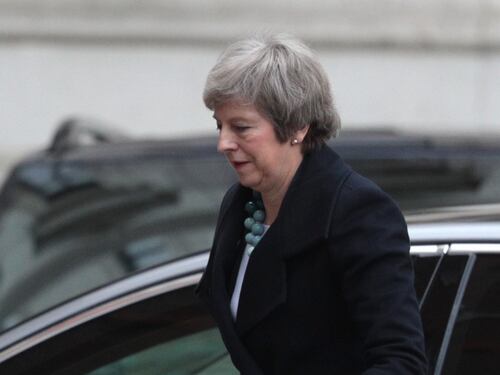 Theresa May è nel panico: rinviato il voto sulla Brexit