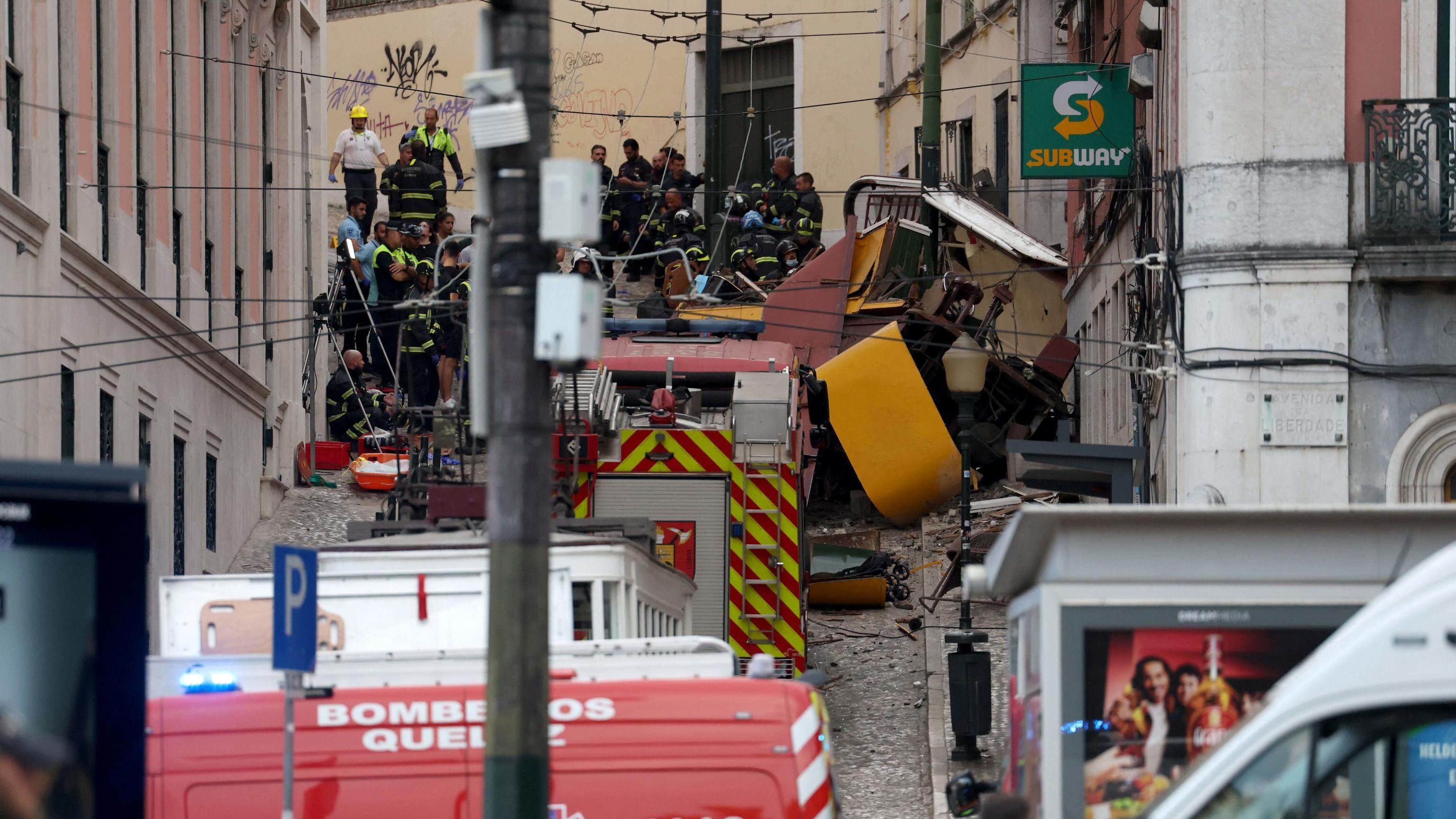 Lisbona, deraglia funicolare: quindici morti. Un'italiana tra i feriti