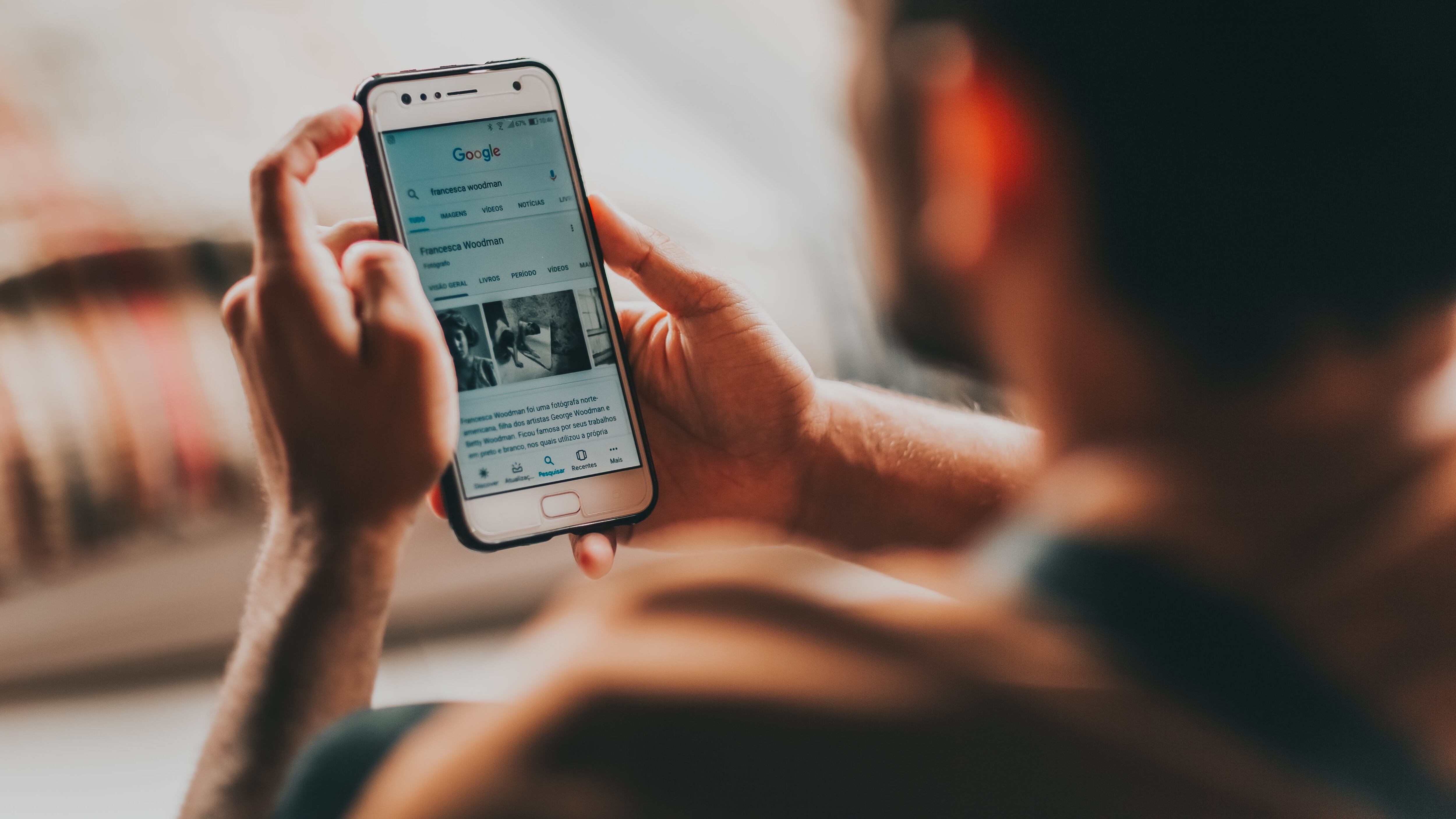 Soffri di "Text neck"? Colpa (anche) dello smartphone. Cos'è e come si cura