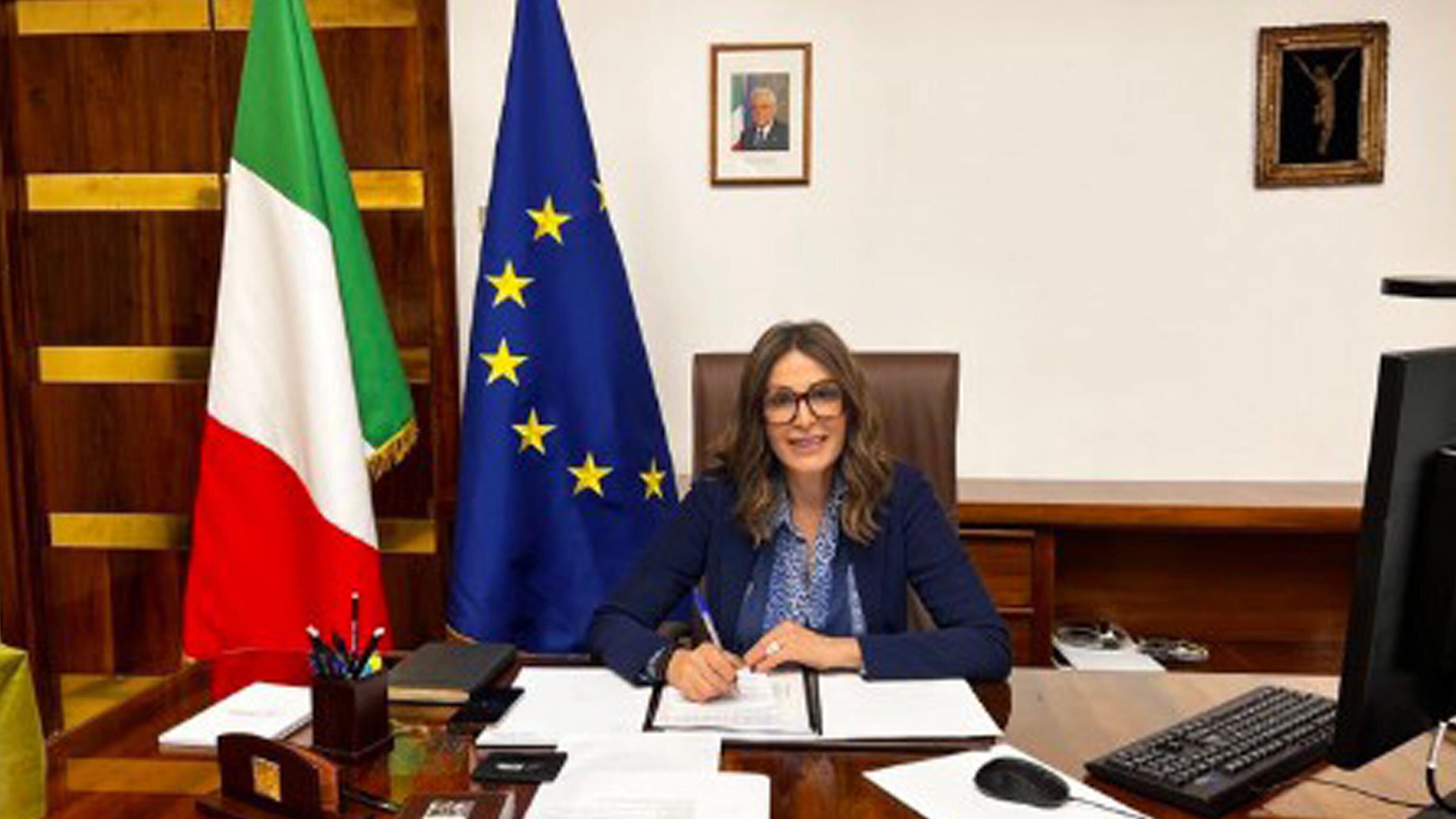 "Centro di Napoli come una friggitoria? Cambiare sindaco". L'affondo del ministro Santanchè