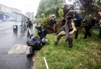 Così i black bloc aggrediscono un agente 1