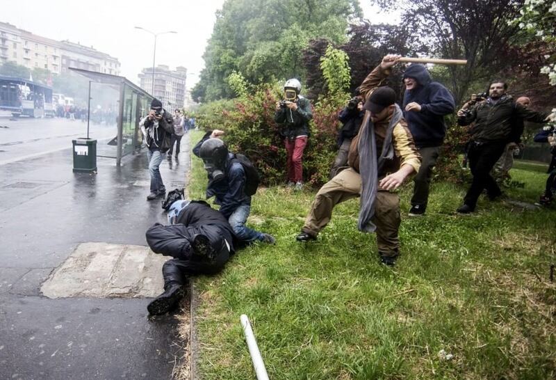 Così i black bloc aggrediscono un agente 1