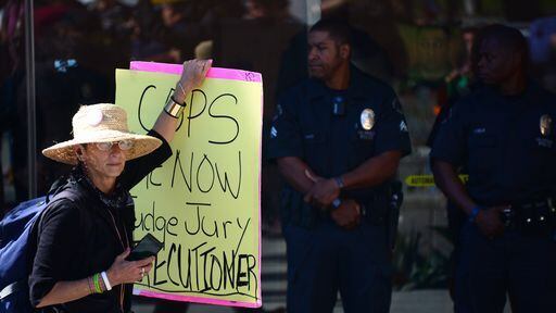 Usa, nel giorno di Selma poliziotto uccide 19enne di colore disarmato