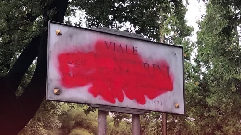 L'estrema sinistra oltraggia l'operaio dell'Msi: targa vandalizzata nella notte