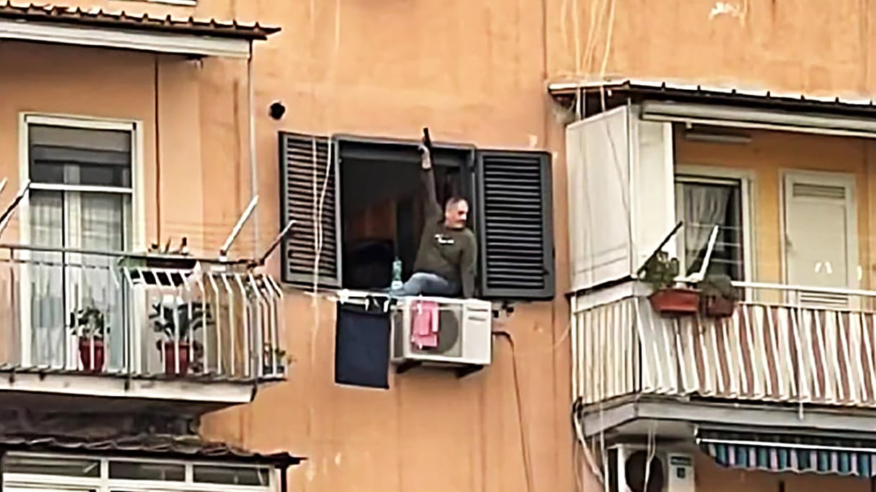 Ammazza la moglie. Poi spara alla polizia e si toglie la vita in casa