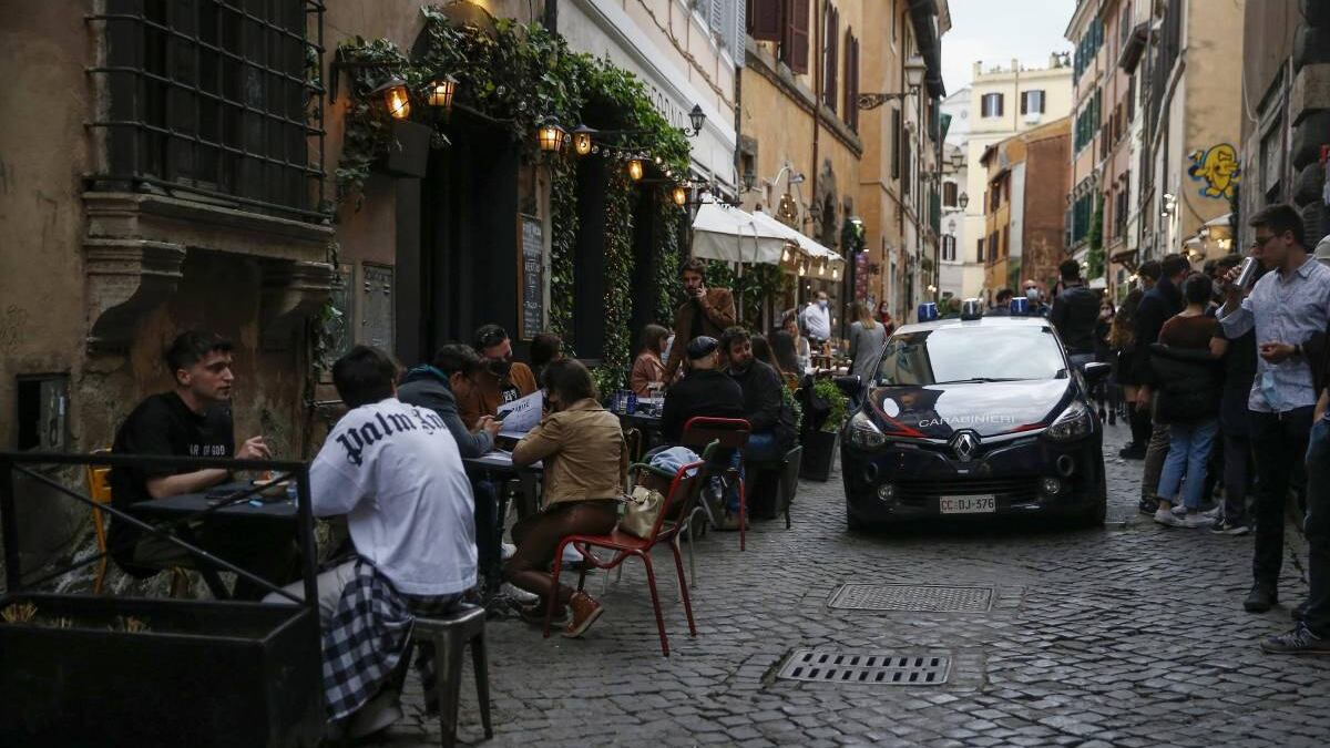 Movida selvaggia, chiusura alle 23: no di commercianti e associazioni di categoria