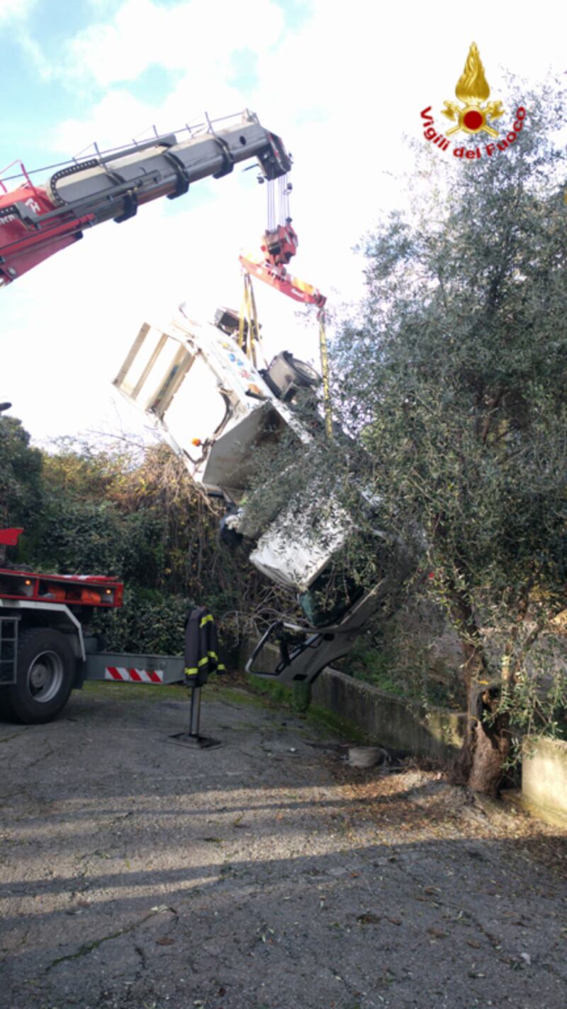 Camion nettezza urbana si ribalta nel torrente a Sanremo 3