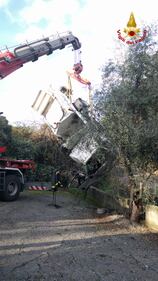 Camion nettezza urbana si ribalta nel torrente a Sanremo 3