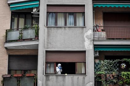 Milano, cocci di vetro contro la finestra della casa di Silvia Romano 3