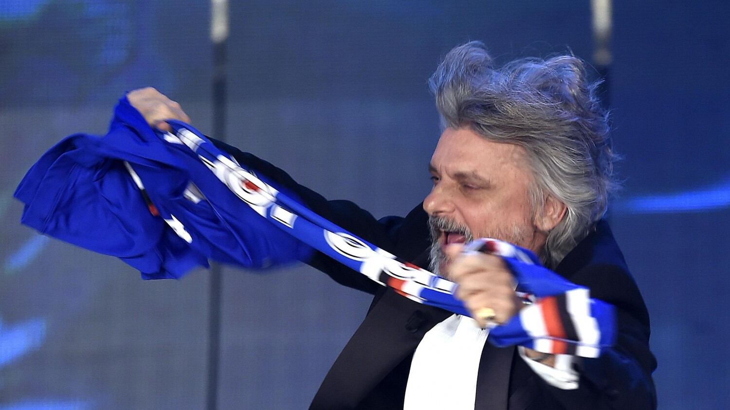 Massimo Ferrero show sul palco dell'Ariston. E a Conti: "Ma che me vuoi caccia'?"