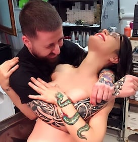 Naike Rivelli topless dal parrucchiere 3