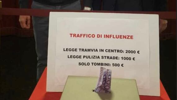 Una foto su WhatsApp per denigrare i magistrati: l'ultima mossa di Grillo