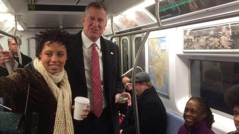 New York, inizia l'era De Blasio: il sindaco alla cerimonia in metro